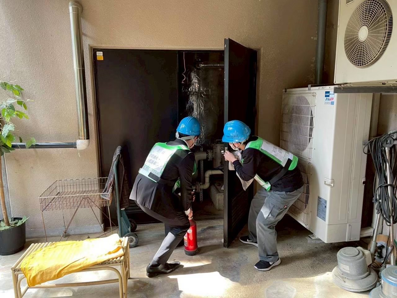 消化器を使った訓練をする男性